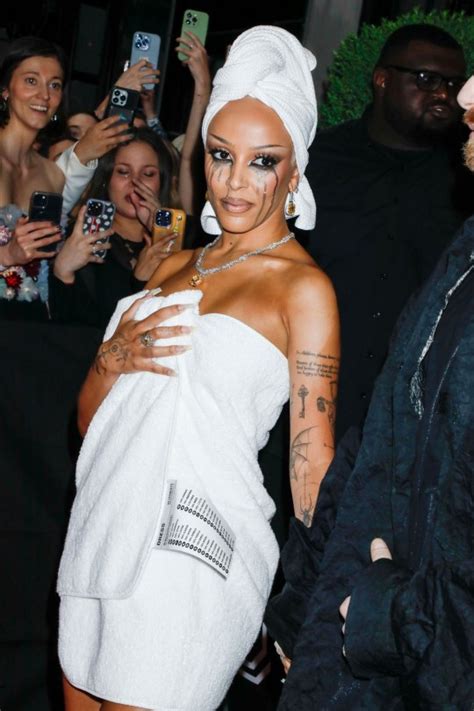 doja cat nipple|Doja Cat and Rita Ora bare nipples in Met Galas。